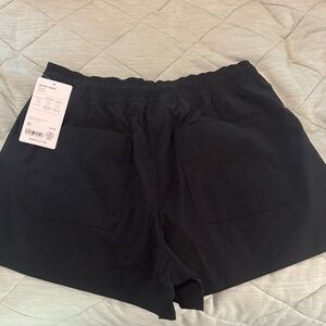 ATHLETA-Midday Mid Rise Poplin Short color Black Size Small